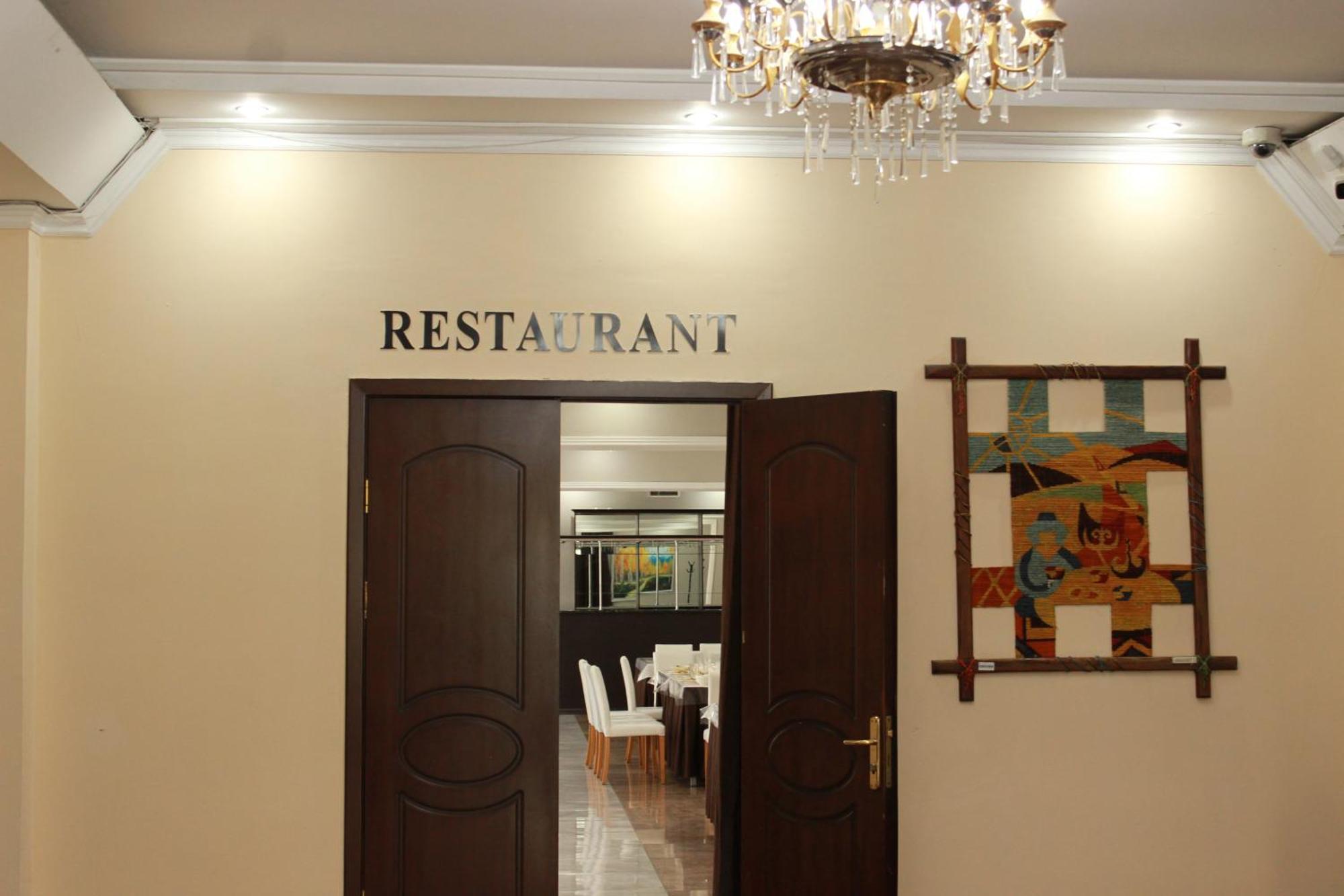 Yassy Hotel, Turkistan エクステリア 写真